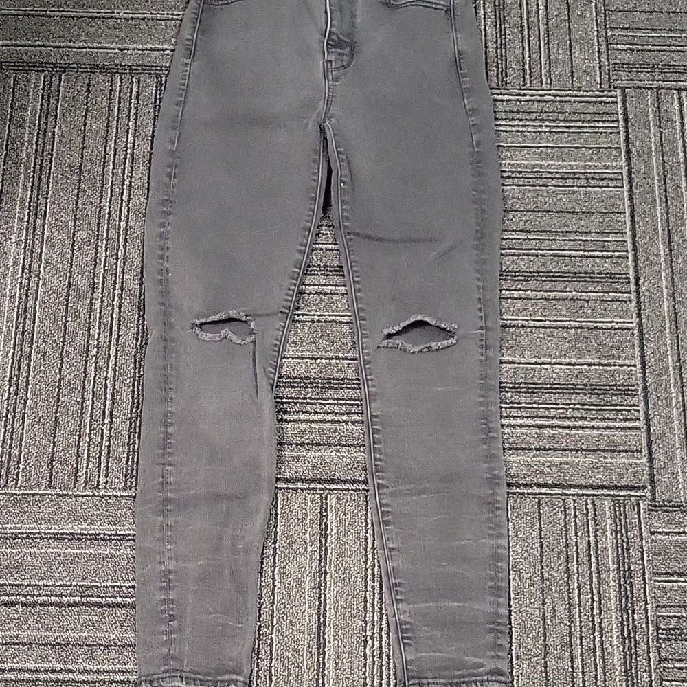 American Eagle Super Hi-Rise distressed Jegging size 2